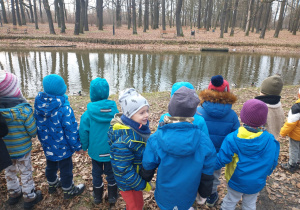 Dzieci obserwujące kaczki