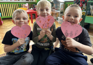 Na zdjęciu 3 chłopców trzyma własnoręcznie robione walentynki w kształcie serduszek