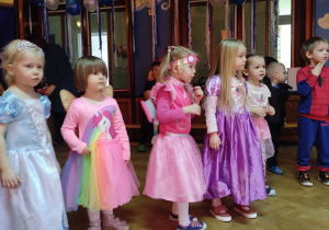 przedszkolaki podczas balu karnawałowego w kolorowych przebraniach