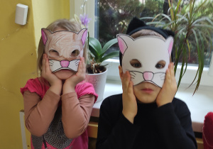 przedszkolaki w "kocich " maskach