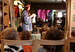 aktorka prezentuje dzieciom lalki, które brały udział w przedstawieniu