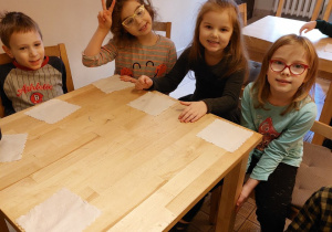 dzieci siedzą przy stolikach