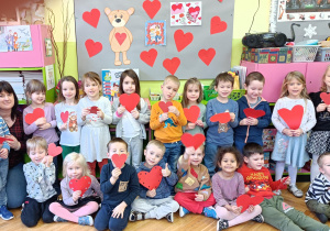 Na zdjęciu dzieci z grupy Skrzaty wraz z Panią trzymają w dłoniach czerwone serca