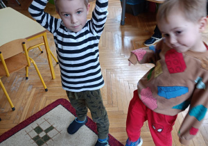 Na zdjęciu chłopiec trzyma połączone połówki serca.