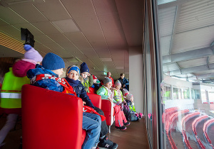 dzieci oglądają stadion z loży dla vip-ów