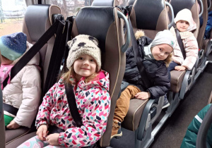 Na zdjęciu dzieci jadą autokarem do Muzeum Włókiennictwa W Łodzi