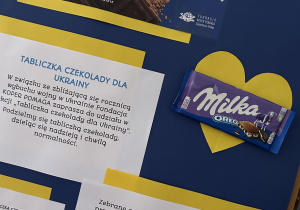 Na zdjęciu plakat informujący o przeprowadzanej przez przedszkole akcji zbiórki czekolady dla Ukrainy.