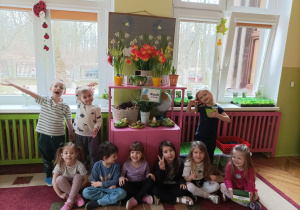 Na zdjęciu dzieci prezentują wiosenny ogródek.