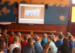 Na zdjęciu dzieci oglądające film edukacyjny o wodzie