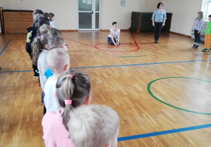 dzieci bawią się na sali gimnastycznej