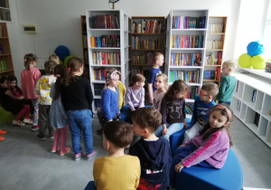 dzieci oglądają bibliotekę szkolną