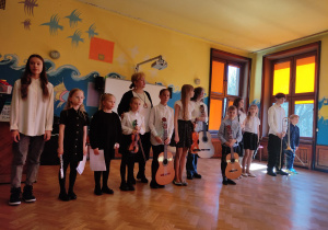 młodzi artyści ze szkoly muzycznej wraz z instrumentami