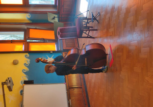 chłopiec grający na kontrabasie