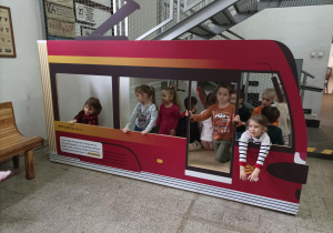 Dzieci siedzące w makiecie autobusu