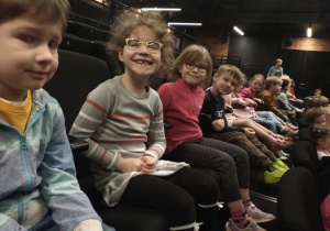 Dzieci z gr 3 podczas powrotu z Teatru.