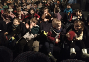 .Dzieci z gr Zajączki podczas oglądania przedstawienia