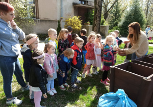 dzieci segregują śmieci wraz z nauczycielką