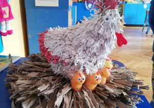 zdjęcie kury z kurczakami wykonanych z materiałów recyklingowych