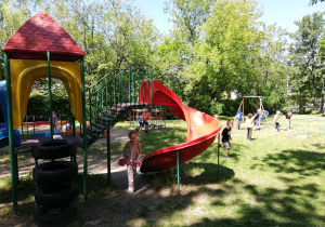 Na zdjęciu dzieci bawiące się na przedszkolnym placu zabaw