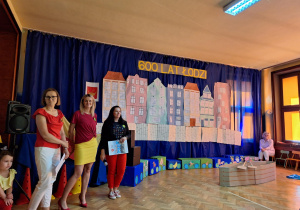 Nauczycielki podczas uroczystości na tle dekoracji