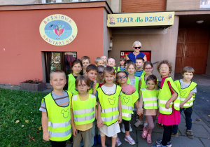 Zdjęcie zbiorowe – dzieci stoją przed Baśniową Kawiarenką