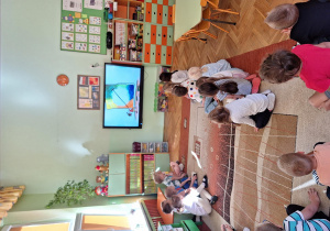 Dzieci oglądają na tablicy multimedialnej film o tytułowej „Kropce".