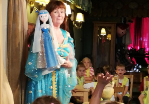 Aktorka prezentująca lalkę wykorzystaną podczas przedstawienia