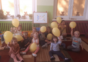 na zdjęciu dzieci z grupy ,,Misie” z balonami w rękach