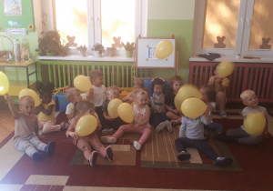 na zdjęciu dzieci z grupy ,,Misie” z balonami w rękach