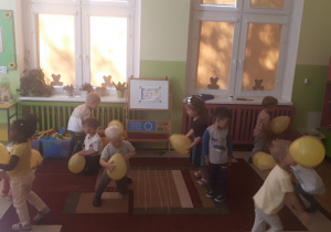 na zdjęciu dzieci z grupy ,,Misie” tańczące z balonikami przy muzyce