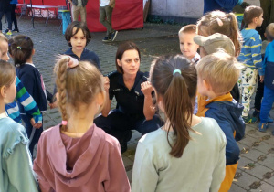 Dzieci podczas rozmowy z policjantką