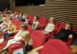 dzieci siedzące na widowni podczas przedstawienia