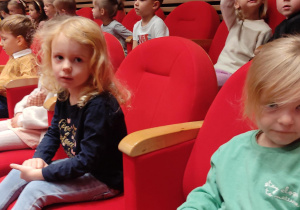 dzieci siedzące na widowni podczas przedstawienia