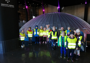 - grupa dzieci na tle kopuły Planetarium