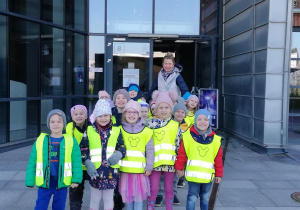 grupa dzieci wraz z nauczycielką przed wejściem do Planetarium