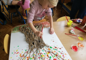 dziewczynka malująca drzewo