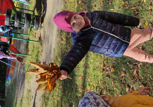 Dziewczynka trzymająca bukiet liści