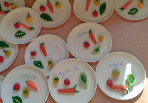 warzywa z modeliny w wykonaniu przedszkolaków