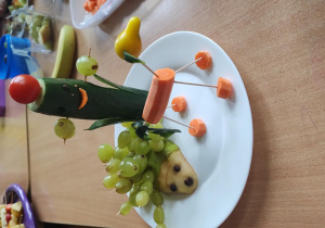 Warzywne i owocowe kukiełki wykonane przez dzieci.