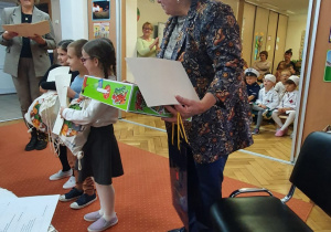 Przedszkolaki wraz z Panią Dyrektor Anną Nogacką podczas wręczania nagród konkursowych