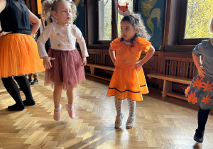Na zdjęciu dzieci tańczą na sali gimnastycznej.