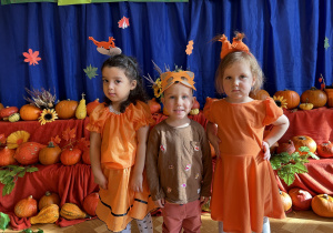 Na zdjęciu troje dzieci w jesiennych przebraniach.