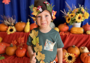 na zdjęciu chłopiec w kolorowym, jesiennym przebraniu.