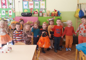 zdjęcie przedstawia dzieci z grupy Misie stojące w klasie i przygotowujące się do wyjścia na bal.