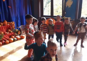 zdjęcie przedstawia dzieci tańczące i bawiące się w trakcie Balu Jesieni