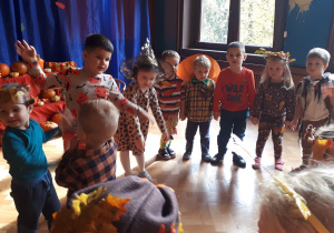 zdjęcie przedstawia dzieci tańczące i bawiące się w trakcie Balu Jesieni