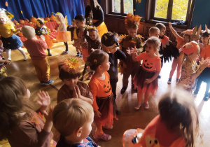 Przedszkolaki podczas tańca w jesiennych strojach