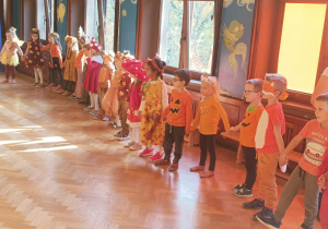 Na zdjęciu dzieci z grupy Skrzaty prezentują stroje jesienne