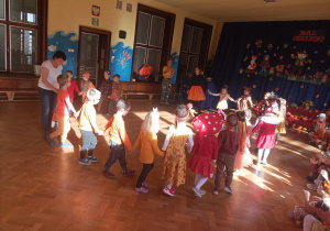 Dzieci z grupy Skrzaty tańczą w kole