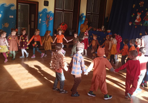 Dzieci z grupy Skrzaty tańczą w kole